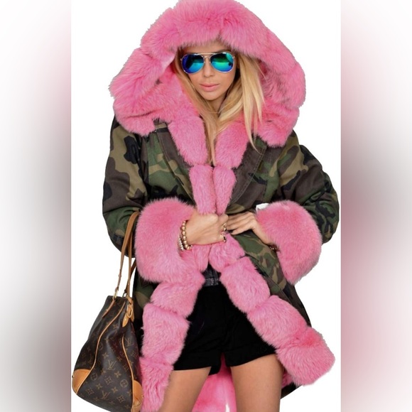 Jackets & Blazers - Gorgeous pink faux fur w/ camo parka jacketet